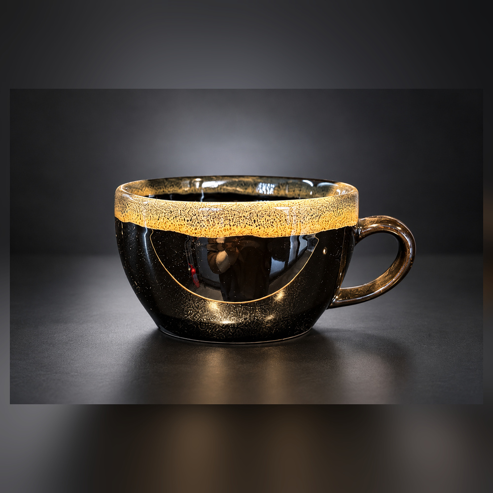 فنجان سرامیکی مشکی با لبه طلایی